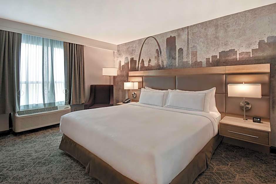 DoubleTree by Hilton St. Louis-Airport