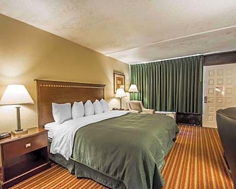 1 King Bed, Nonsmoking