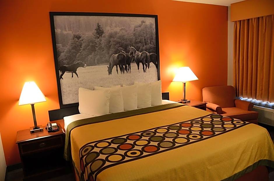 Super 8 by Wyndham Louisville/Expo Center