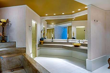 Presidential Suite, Bedroom 1: 1 King, Bedroom 2: 2 Twin, Sea view, Balcony