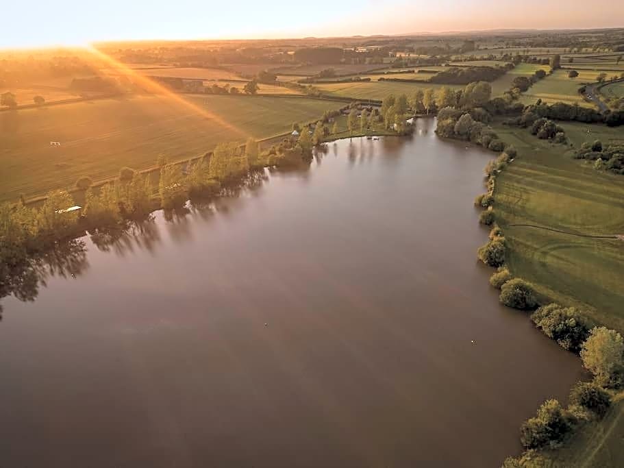 Lakeside Lodge- 'Swallow'