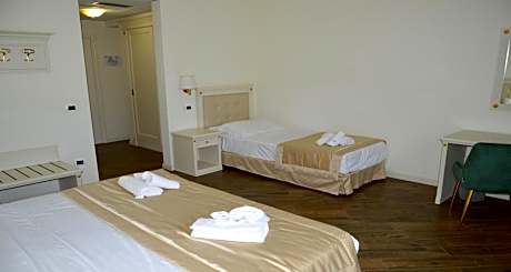Comfort Queen Room with Extra Single Bed
