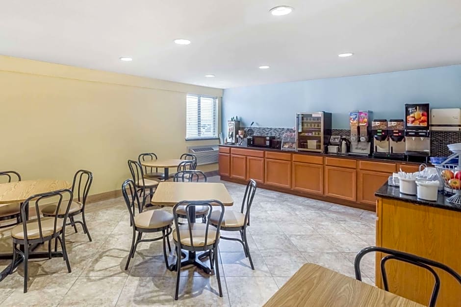 Super 8 by Wyndham Wichita Airport West Kellogg