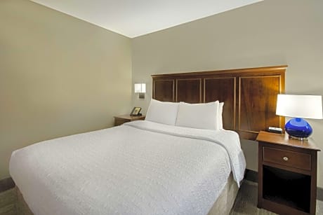 Queen Room with Mobility Accessible Tub - Non-Smoking