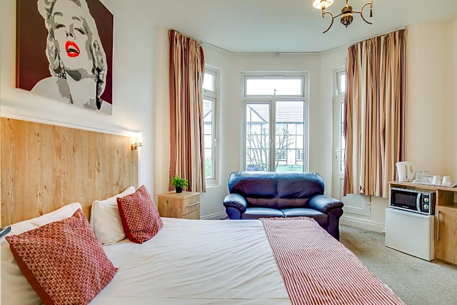 OYO TamTam Acton Hotel