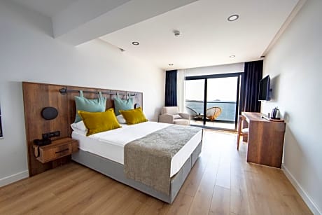Deluxe Room with Sea View and Balcony