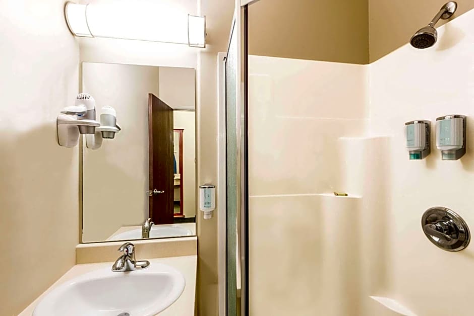 Super 8 by Wyndham Windsor NS