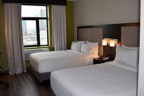 Deluxe Twin Room with Accessible Trans Shower - Non-Smoking