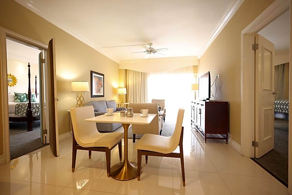 Courtleigh Hotel & Suites