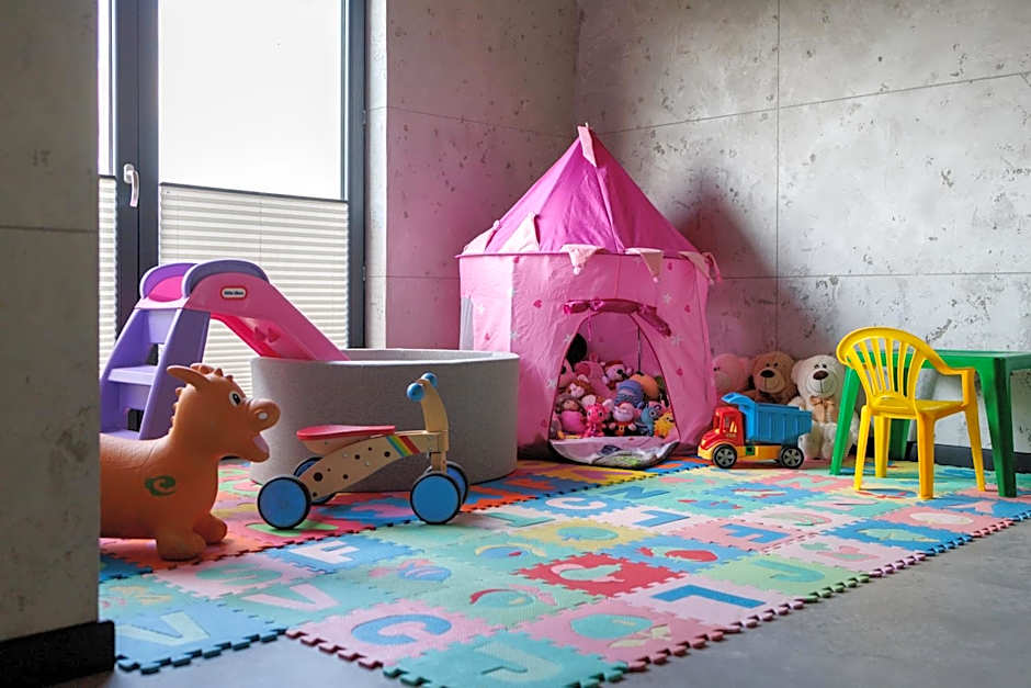 Stodoły Modyń - Domki w Beskidzie Wyspowym - staw kąpielowy, balia, sauna, grota solna - widok na góry