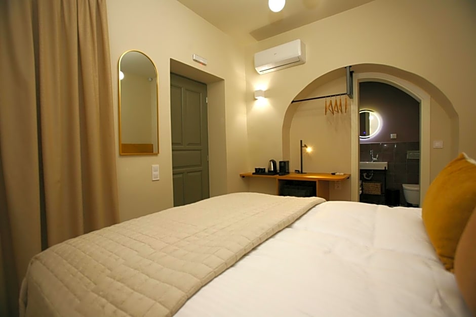 Living Yard Acropolis