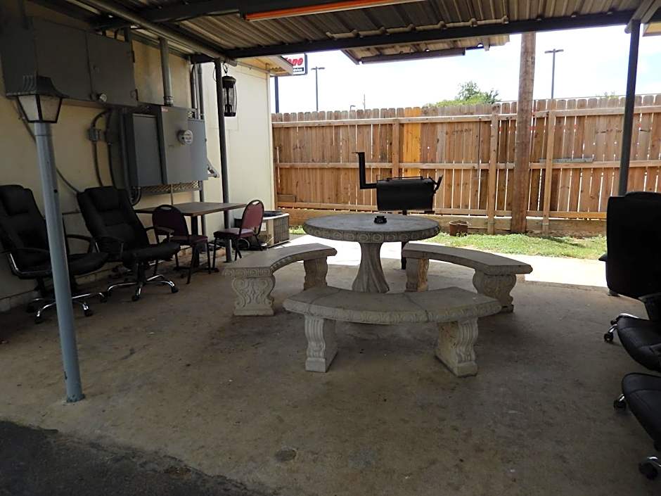 Executive Inn Pearsall