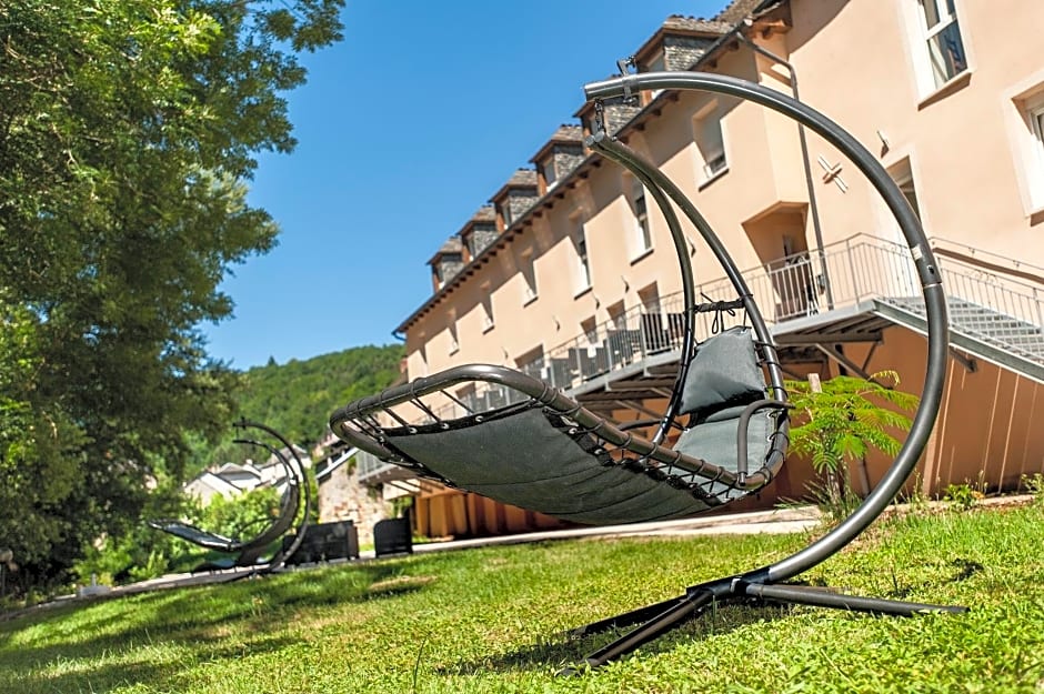 Logis Hôtel Restaurant Les 2 Rives - A75, en bordure de rivière