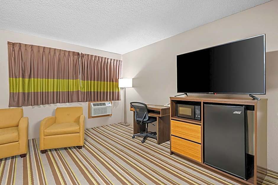 Super 8 by Wyndham Blue Earth