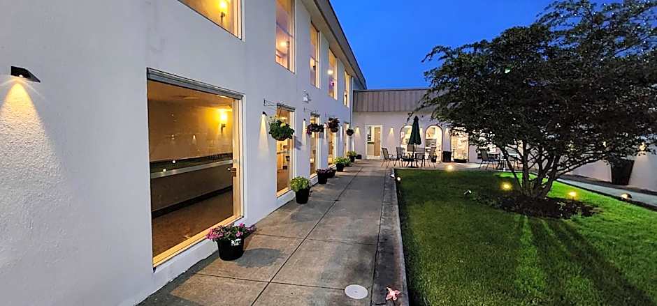 Super 8 by Wyndham Morton Grove/Chicago