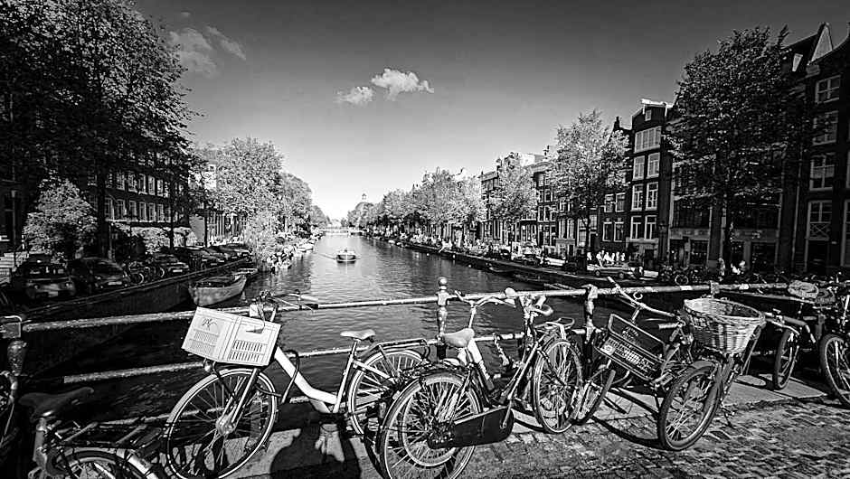 JoyJoyJoy the Black Beauty ecolicious studio in a canal house with French balcony with view on the canals