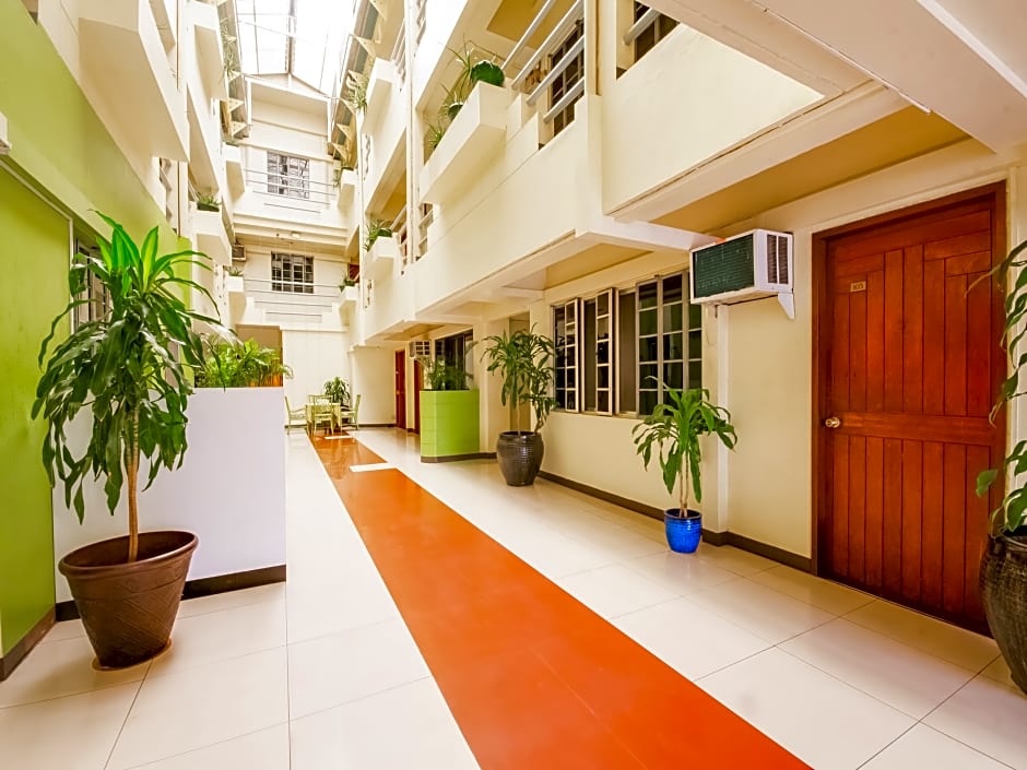 Vaccinated Staff - Capital O 465 Ford's Inn