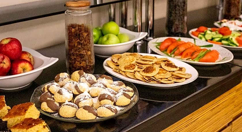 DELUXE NEWPORT HOTEL