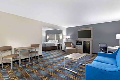 King Suite with Sofa-Bed and Tub - Accessible/Non-Smoking
