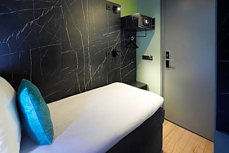 Single Room with Shared Toilet