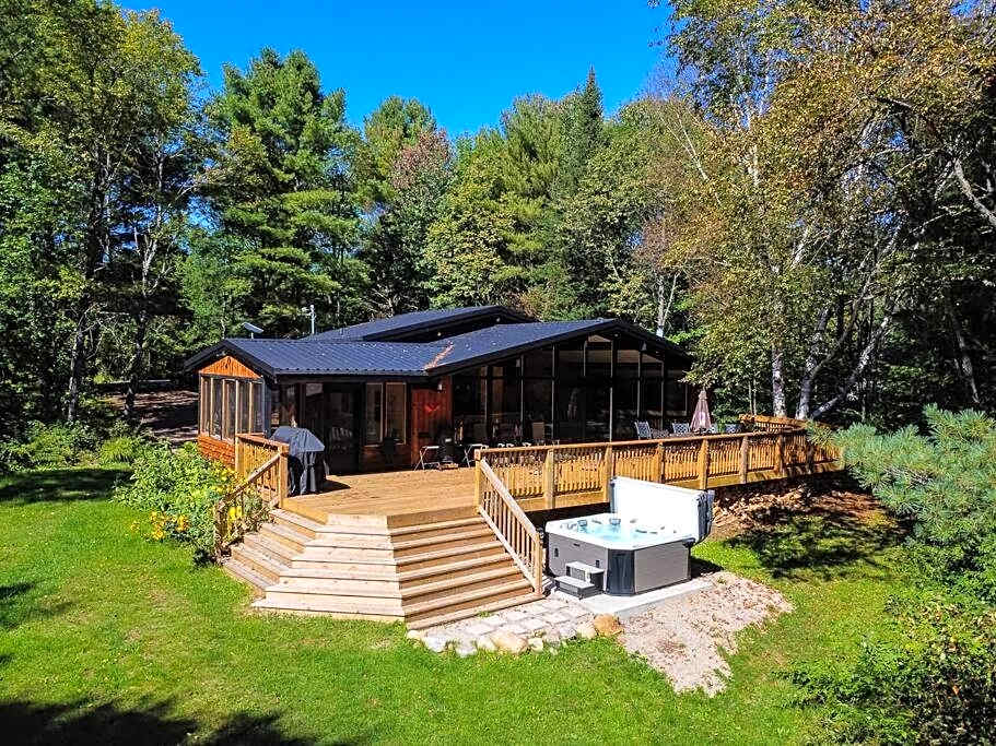 Red Cedar Chalet on Brady Lake