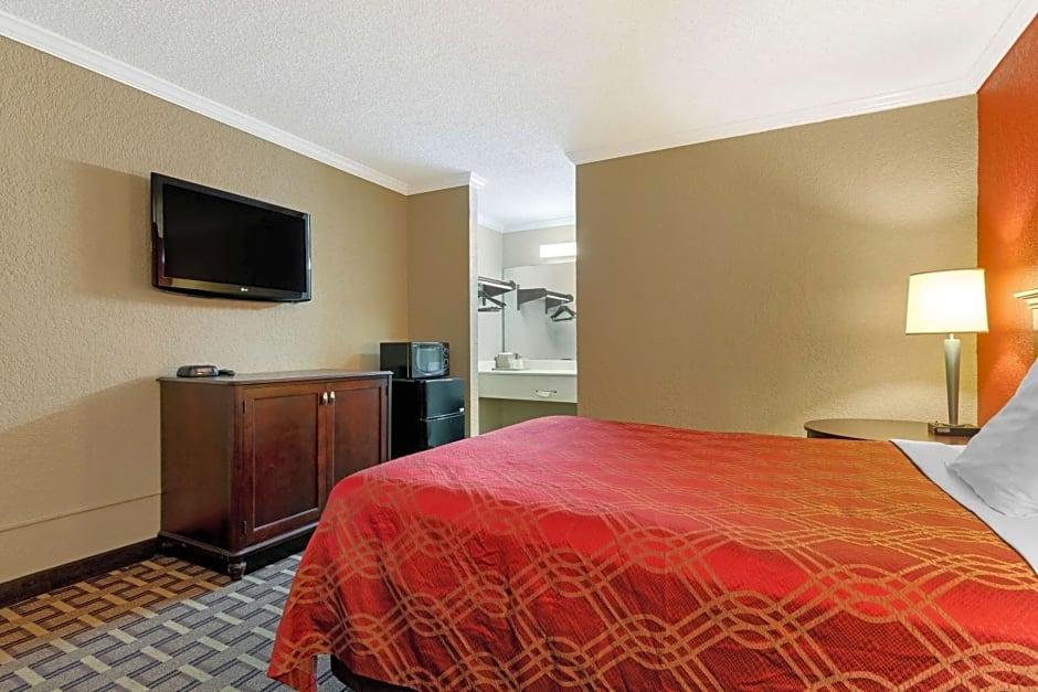 Econo Lodge Near Fort Stewart, Bar, Restaurant, Laundry Facility