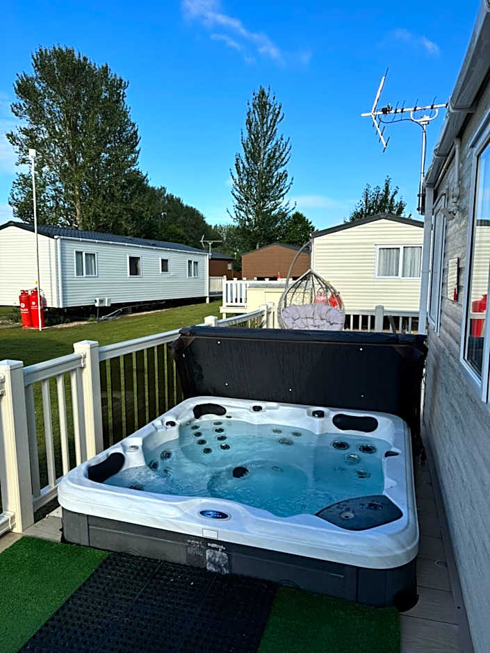Hot tub retreat at Tattershall Lakes
