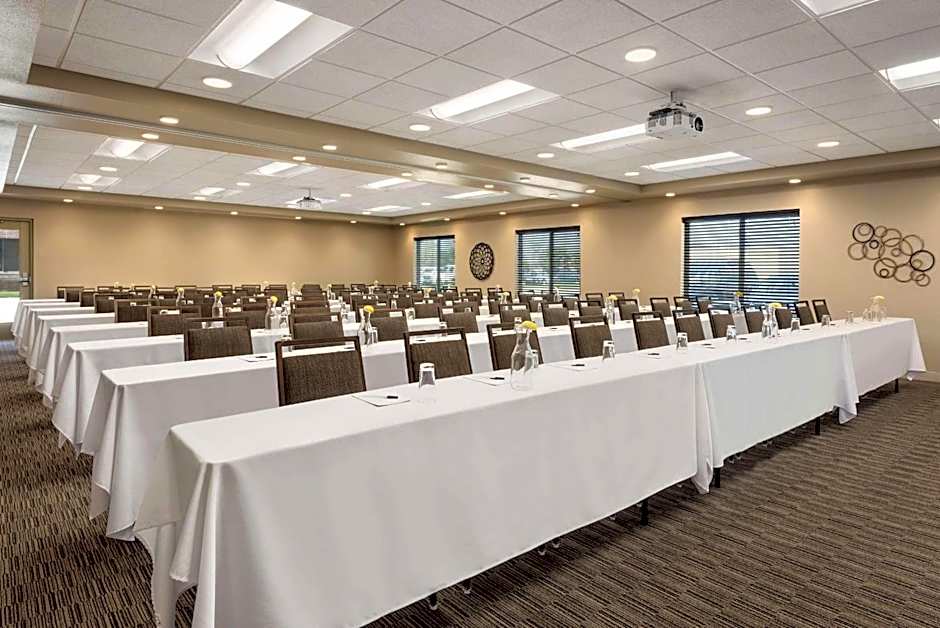 Country Inn & Suites by Radisson, St. Cloud West, MN