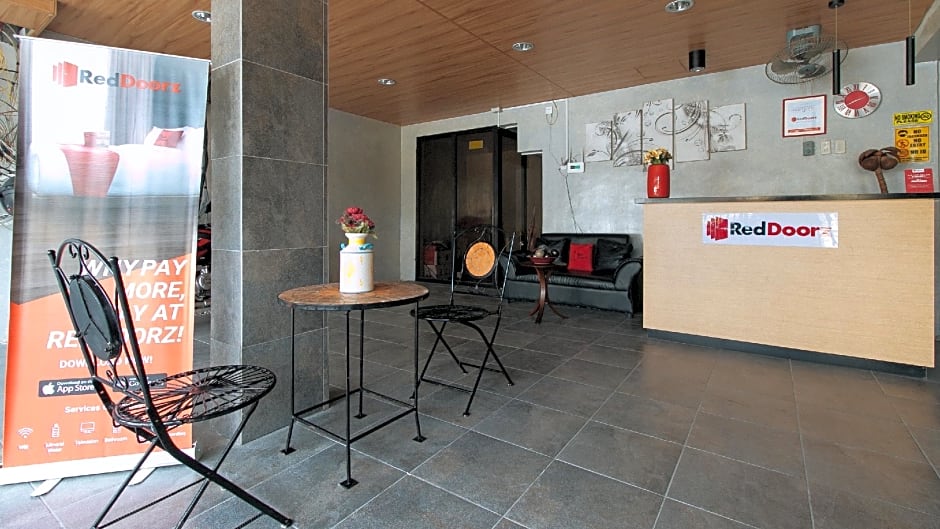 RedDoorz near Christ the King Medical Center