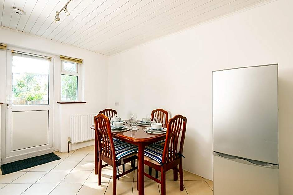 King Room with a shared Kitchen and bathroom in a 5-Bedroom House at Hanwell