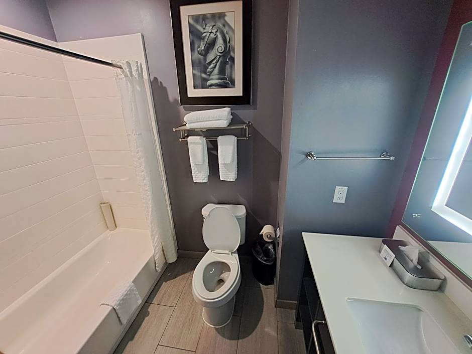 Del-Mar Airport Inn & Suites