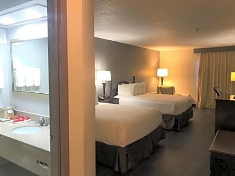 Queen Room with Two Queen Beds - Pet Friendly