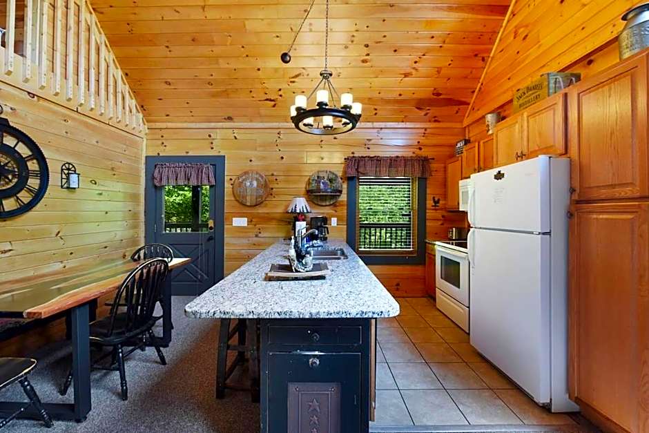 Ryes and Shine Bootlegger's Cabin! Hot Tub* Pool* Arcade* Billiards *EV * Pet Friendly