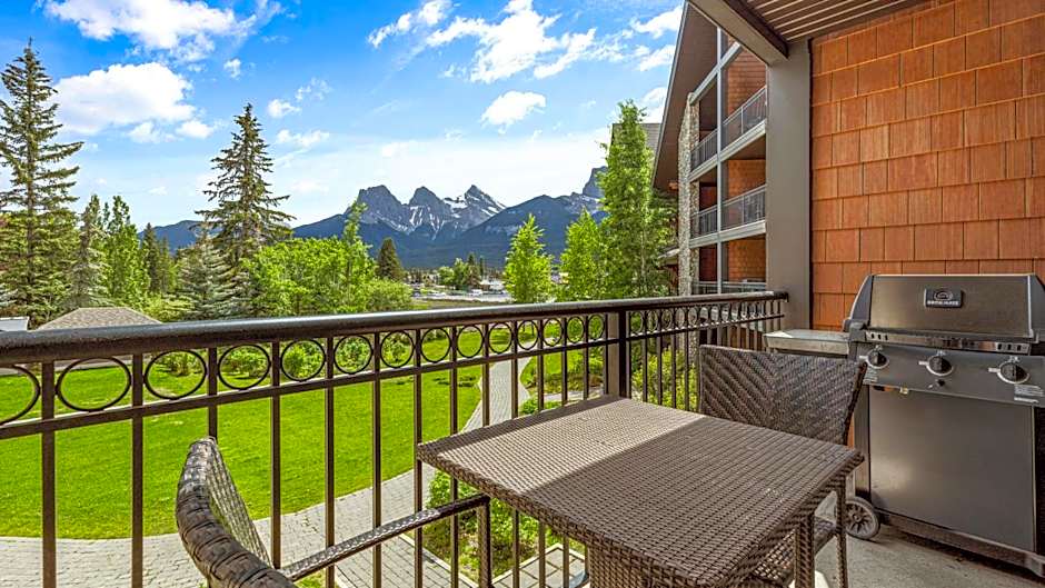 Outstanding Mountain Condo WATERSLIDE and HOT TUB managed by Little Sister Getaways