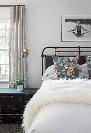 Deluxe Queen Suite