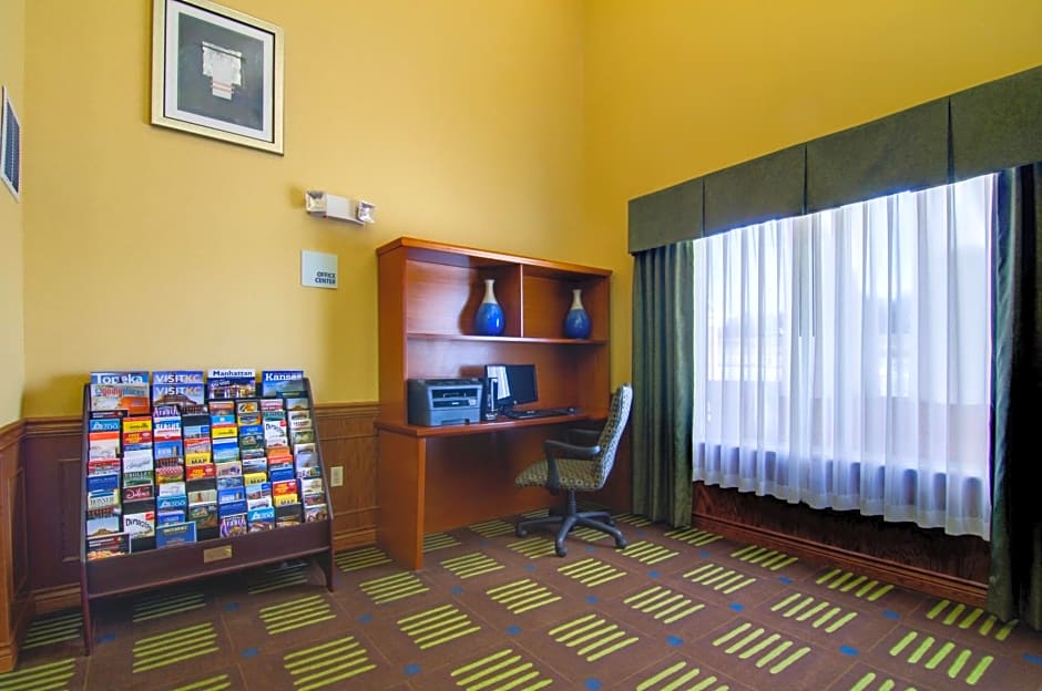 Holiday Inn Express & Suites Kansas City Sport Complex Area By IHG