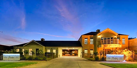 Bridges on Meninya Motel & Apartments