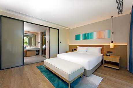 One-Bedroom King Suite - Sea View