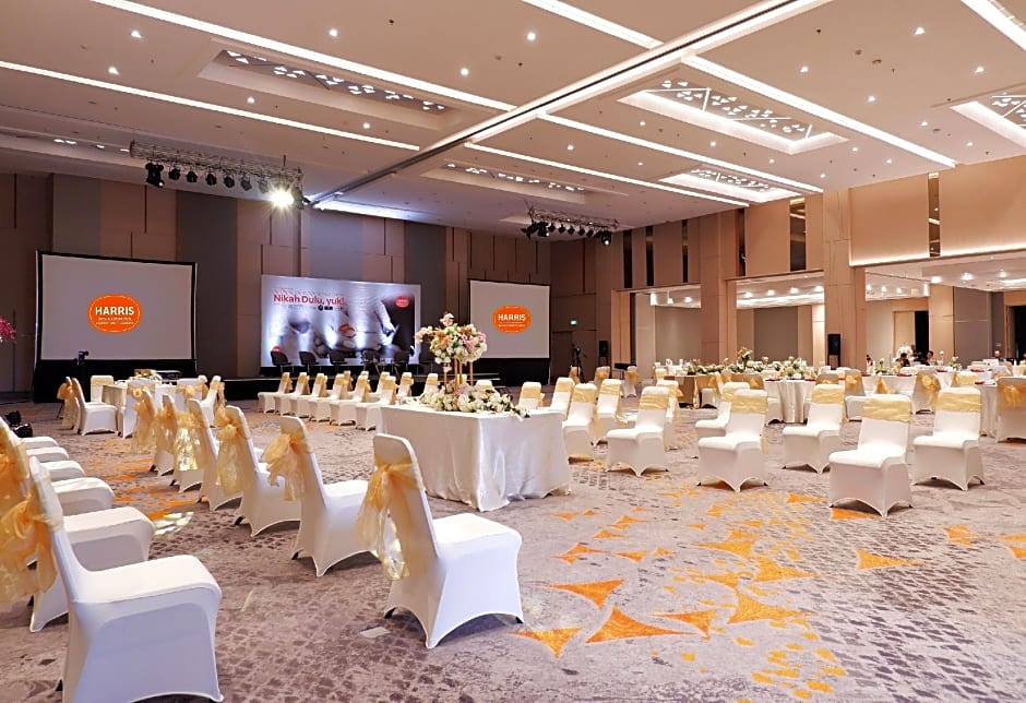 HARRIS Hotel & Conventions Bundaran Satelit Surabaya