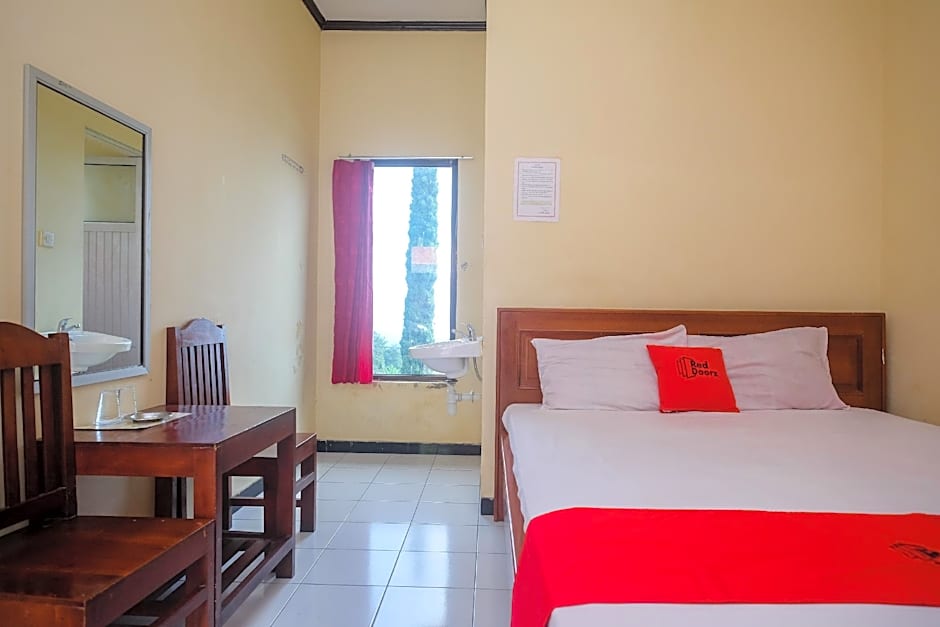 RedDoorz near Candi Sukuh Karanganyar