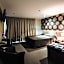 Racecourse Hotel and Motor Lodge