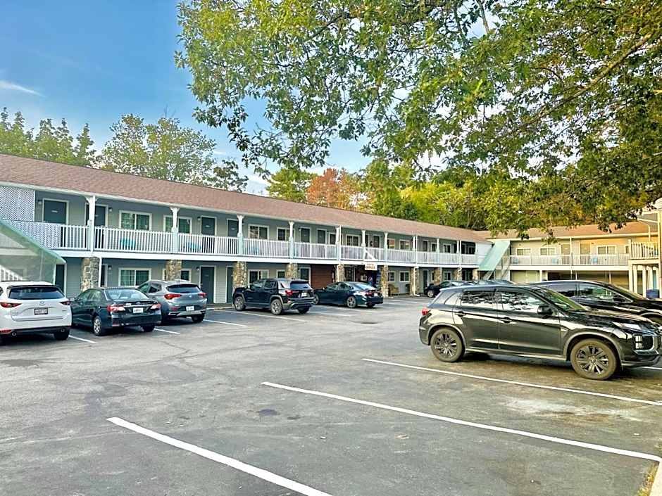 Photo 1 of 35 of Hampton Motor Inn