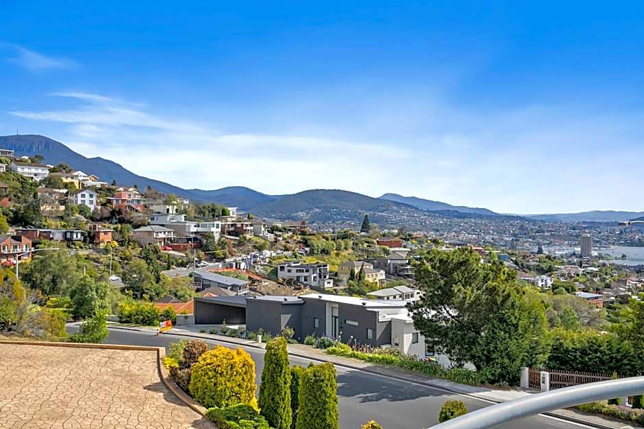 Super nice house with sea view free parking