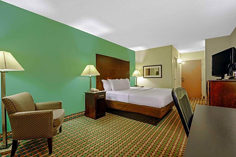 La Quinta Inn & Suites by Wyndham Maingate Fort Jackson