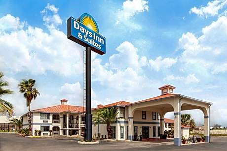 Days Inn & Suites by Wyndham Braunig Lake