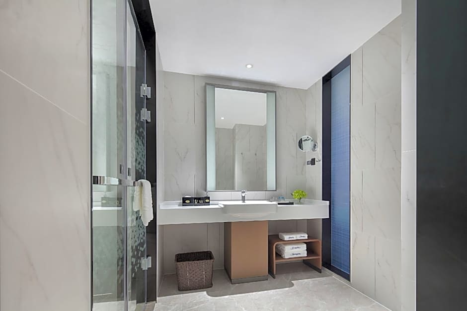 Hampton by Hilton Qionghai Railway Station