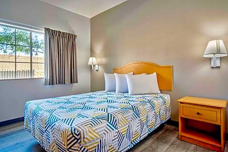 1 Queen Bed | Smoking, Kitchen