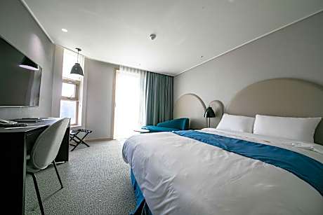 Standard Room - 1 Queen Bed 24SQM