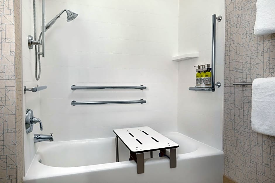 Holiday Inn Express And Suites Beaver Dam By IHG