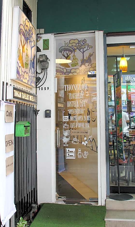 Thonglor travellers' hostel and cafe'